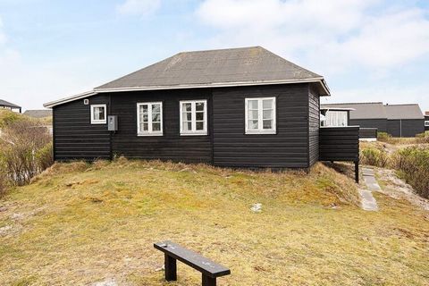 Dieses Ferienhaus befindet sich inmitten reizvoller Küstenlandschaft und dennoch nahe des Ortszentrums. Der hell und freundlich eingerichtete Küchen-/Wohnbereich bietet Raum für das Familienleben. Draußen auf dem Dünengrundstück gibt es mehrere gesch...