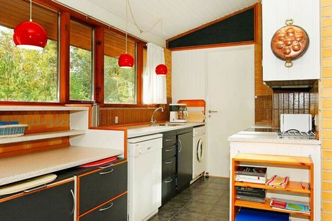 Gulstenshus avec un emplacement calme sur un terrain naturel vallonné à quelques centaines de mètres de la plage de sable blanc de Dueodde. La maison a été partiellement modernisée en 2004.