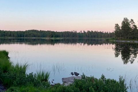 Willkommen in Lilla Halängen und in diesem Ferienhaus namens Mormors Hus. Sie wohnen hier in grüner Umgebung, ideal für Waldspaziergänge und Mahlzeiten im Freien, während man dem plätschernden Bach lauscht. Zudem stehen Badeausflüge zum See, angeln o...