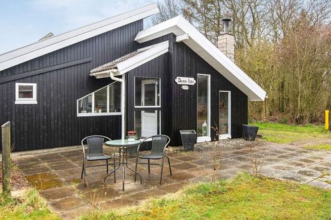 Ferienhaus in Bork Hytteby, in der Nähe des Hafens von Bork und des Ringkøbing Fjords. Das Haus ist gut eingerichtet, wobei alle Quadratmeter voll ausgenutzt werden. Innen offener Küchen-/Wohnbereich für das Familienleben. Es gibt ein Zimmer mit eine...