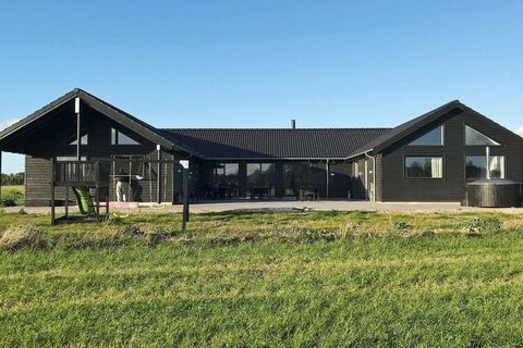 Large, well-appointed cottage by Råbylille Strand with lots of exciting details and activity opportunities. The pool area has a large swimming pool, wilderness pool, water slide, large built-in whirlpool and sauna. The swimming pool is 20 m & # 178; ...