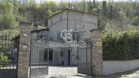 Sariano di Gropparello In the first hills of Piacenza, just 5 km from the Gropparello castle, just half an hour from Piacenza, we are pleased to present a period residence with a suggestive medieval tower dating back to 1400, completely renovated. Th...