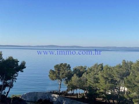 A residential building with a total area of 956 m2 is for sale, located in a quiet location in Podstrana, only 100 m from the sea. It is located on a plot of land of 1240 m2 and offers a wonderful view of the sea and the sunset. The building extends ...