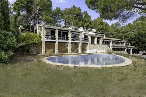 This magnificent building, of almost 3 hectares, is located in l'Albiól, in the area known as Masies Catalanes, on the slopes of the Serra de La Mussara, with impressive views over the Camp de Tarragona and the Costa Dorada. It has a large house of a...
