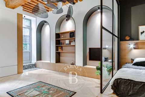 CROIX-ROUSSE. Renovated 35,88 sqm carrez apartment located at the top of the slopes in a quiet street. It opens onto a courtyard and features a large living room with fully-equipped open kitchen, a sleeping area with workshop glass roof and a shower ...