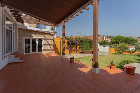 House with two floors, 330m2 of area, of traditional moth, inserted in land of 610m2 with pleasant porch, a large lawn garden, water well and parking place for 2 cars. The house has 18 photovoltaic panels and 1 thermovoltaic, with energy production a...