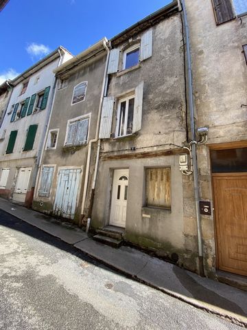 In the city center of Langogne, house of about 75 m2 living space spread over four levels. It comprises on the ground floor: an entrance hall, a workshop and a toilet. On the first floor: a kitchen, a living room overlooking an outdoor courtyard, and...