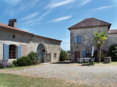 Exclusively at Maisonssud, in the Lot et Garonne department, surrounded by nature with a dominant position and beautiful views, we present to you an estate with a spacious house, a second guest house, swimming pool and outbuildings. About ten minutes...