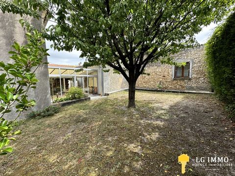 Ludovic GARÉCHÉ only offers you at LG IMMO this Charentaise with a living area of 130 m2, not semi-detached. It consists on the ground floor of a living room of 30 m2 with a fireplace and an insert, exposed wooden beams and exposed stones. A wooden s...