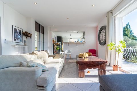 Dpt Var (83), à vendre LE REVEST LES EAUX ensemble immobilier de 128,42 m² - T3 en haut de villa + T2 indépendant - 300 m² d'espaces extérieurs privatifs - Terrasses - Piscine - Vue dégagée