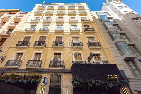Unique opportunity in the heart of the historic centre of Alicante! This spacious 197 square meter apartment is located in a privileged location, just seconds from the emblematic Explanada and a few minutes walk from the famous Postiguet beach. Locat...