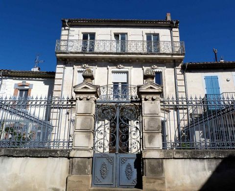 Charmant 19e-eeuws Maison de Maitre, ideaal gelegen in het hart van een dynamisch dorp vlakbij Limoux. Dit ruime huis van 300 m² beschikt over 7 slaapkamers, 2 woonkamers, 2 keukens en een tuin met uitzicht op het stadscentrum. Aan de achterzijde vin...