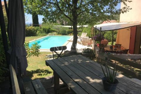 Your Nadotti agency offers you for sale this charming property in the town of Cadenet. Ideally located in a peaceful and pleasant area of the town of Cadenet, this house offers an ideal living environment for a family or a couple looking for tranquil...