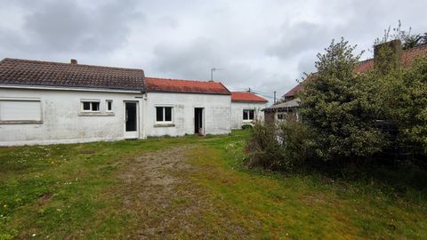 In a quiet hamlet of St-hilaire-de-chaléons, this single-storey house of 180m2 is ready to welcome you! It consists of a living room with fireplace, 3 bedrooms, a dining room, a bathroom with bathtub and separate toilet. An adjoining cottage with a b...