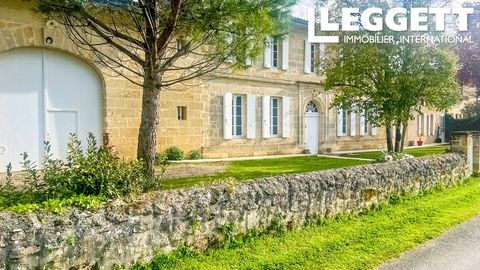 A27768VGR33 - Magnifique maison girondine du 19ème siècle à quelques kilomètres de la ville historique et charmante de Saint Emilion. Cette sublime maison magnifiquement rénovée offre un espace de vie exceptionnel, avec 7/8 chambres et un jardin d'en...