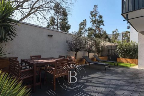 EXCLUSIVE - BEAUVISAGE - Located at the foot of the T6 streetcar and shops, this apartment in excellent condition features 55.87 sqm of living space and a private garden of approx. 80 sqm. A refined, tastefully decorated apartment, it is composed of ...