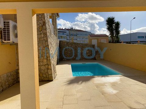 Excellent 3 bedroom single storey villa on a plot of about 700 m2, with 275m2 built, in a quiet area, five minutes walk from the Continente Supermarket, Leroy Merlin, Rádio Popular, the future CUF Hospital and close to the sea in Ericeira. Consisting...