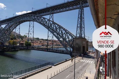 Prédio para reabilitar, em plena zona histórica na Ribeira do Porto, com uma área bruta de construção de 219m². Encontra-se localizado na margem do rio Douro, junto à Ponte D. Luís I, sito na Avenida Gustavo Eiffel. Com vistas deslumbrantes sobre o r...