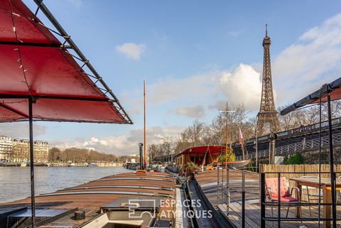 The Eiffel Tower guides this century-old barge of about 85m2 of living space from its protective lighthouse, ideally moored at its feet. From its origins, it has kept a simple and authentic charm associated with modern and warm comfort. Perfectly ada...