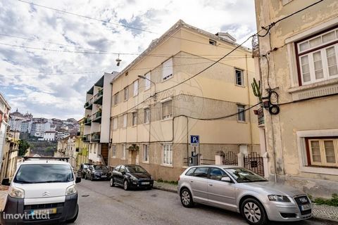 Apartamento no centro de Coimbra   Localizado na Rua Dr. Dias Ferreira, este moderno apartamento encontra-se com todos os seus espaços arrendados sendo uma oportunidade de investimento única, oferecendo uma taxa de rentabilidade de 7%. A proximidade ...