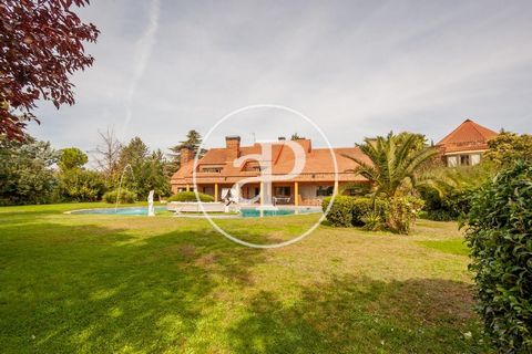 DETACHED HOUSE WITH GARDEN, SWIMMING POOL AND PADDLE TENNIS COURT IN LA MORALEJA. Detached house for sale with garden with a variety of vegetation in La Moraleja. House of 1900 m² located on a plot of one hectare located in one of the main arteries o...