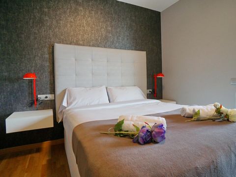 Apartment liegt in einem eleganten und stilvollen Gebäude an der Plaça d'Europa: Wohn-Esszimmer mit Schlaf-Sofa wo Sie nach einem anstrengenden Tag entspannen können Küche komplett ausgestattet für 4 Personen 1 Schlafzimmer mit 1 Einzelbett 1 Badezim...
