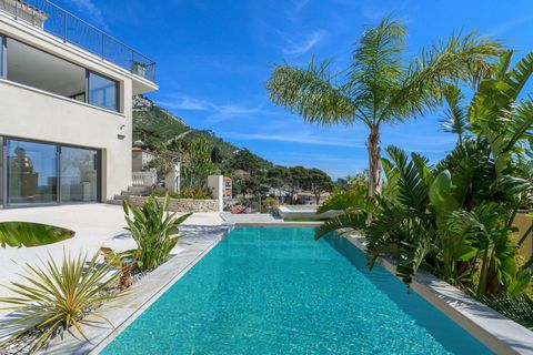 Located in Toulon, this exceptional property offers panoramic views of the city, the sea, and Mont Faron. Built in 1935 and completely renovated in 2023, it offers spacious living space spread over three levels.The first floor comprises a large livin...