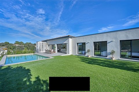 Located in a sought-after area, this contemporary villa, completed in 2023, offers remarkable living comfort on 152 m2 on one level. The entire villa is imbued with a very soothing Scandinavian spirit. A bright and through living room of 63 m2 welcom...