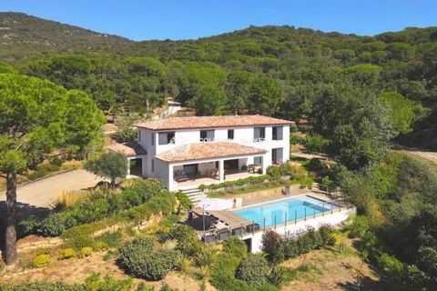 Superb architect-designed villa from 2018 in a sought-after and quiet area of Grimaud. Near the village, it is built on a plot of 2500 m² facing south west with trees and closed. On the ground floor Entrance hall and guest toilets, beautiful living r...