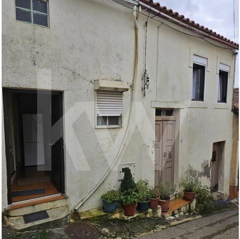 I am pleased to present this excellent investment opportunity: a 2-storey villa to recover in Miranda do Corvo, in Ladeira do Carvalhal. Centrally located and close to a variety of businesses, this property offers unparalleled convenience and accessi...