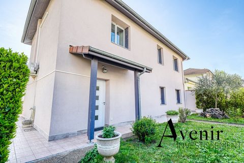 In the heart of the city center located in the north of the town of Saint-Fons, near the 7th and 8th arrondissements of Lyon (less than 15 minutes by bus), Avenir Investissement offers you this recent family house of 134.36m2 carrez, semi-detached on...