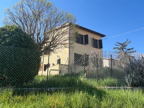 Just 3 km from Colfiorito in Forcatura, we offer for sale a house with private garden. Completely renovated in 2011, it is in excellent condition and is spread over a total area of approximately 90 m2 on two levels. On the ground floor the main entra...