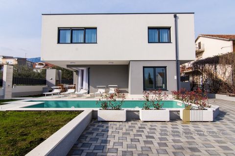 2 modern villas located in a beautiful quiet area of one of the seven Kaštela, Kaštel Kambelovac. Houses are sold together. As business can get great income! The houses are spread over two floors. On the ground floor there is a working room, a kitche...