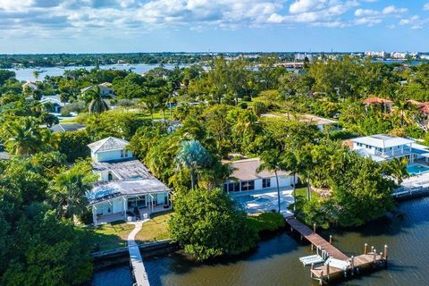 Hypoluxo Island, Floride - « Vivez le style de vie du front de mer du sud de la Floride sur la magnifique île d’Hypoluxo Profitez de votre propre île paradisiaque avec cette belle maison de 3 chambres et 2,5 salles de bain sur l’île d’Hypoluxo. L’ent...