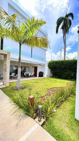 Luxury apartment in Las Terrenas Fully furnished 250 m2 130 meters of garden 120 meters of construction Level 1 Just 5 minutes walk to the beach 2 bedrooms 2 bathrooms Living room Kitchen with island Breakfast Dining Terrace Washing area Large Terrac...