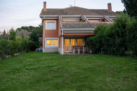 Your House in the Sierra, collaborating with Rakku Homes SL, is pleased to present for SALE this fabulous semi-detached house in the exclusive area of La Navata in the Municipality of Galapagar of the Community of Madrid, in the heart of the Sierra d...
