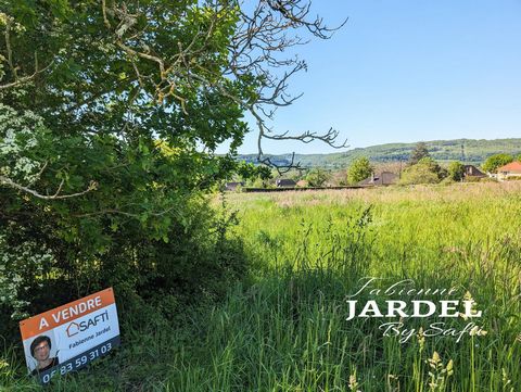 Fabienne Jardel offers you this beautiful, demarcated, fully buildable land of 2,407 m² (43 m frontage x approximately 57 m) benefiting from a valid operational CU. It is located in the town of Cazoulès, 20 km from Sarlat, the capital of Périgord Noi...