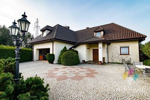 A detached house on a fully developed plot, with a double garage in the body of the building, just 500 m from Lake Wadąg, surrounded by forest and a quiet neighborhood. A comfortable space for even a large family. Bright interiors, a fireplace, a spa...