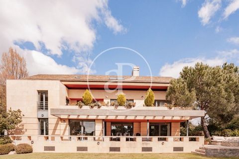 DETACHED HOUSE IN AN EXCLUSIVE ENCLAVE WITH SWIMMING POOL AND GARDEN aProperties presents for sale this exclusive detached property with 2500 m² of plot and 986 m² built, distributed in a useful and practical way to be able to enjoy it fully. It is a...