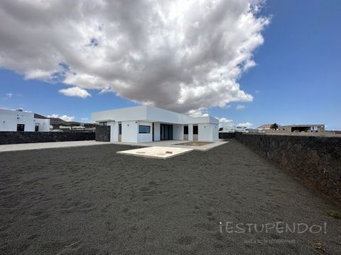 Estupendo is pleased to offer this wonderful newly built property in the area of the Costa Teguise Golf Course with direct views of the sea. The house is built with high-level materials, double walls, exposed concrete, brown safety aluminum exterior ...