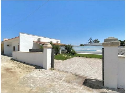 Villa Pace is a spacious villa with a swimming pool for rent for vacation in Torre Lapillo, near Porto Cesareo. The villa, which houses up to 10 guests, is 600 meters from the sea, with a large outdoor area. Pet are allowed.