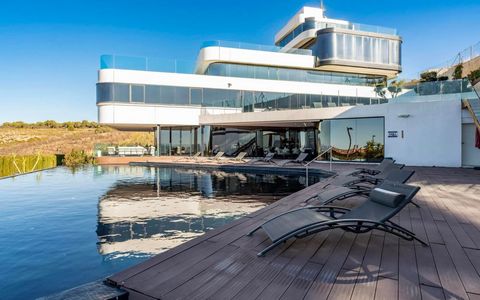 Auctions! Are you dreaming of a sumptuous villa in Spain? This contemporary pearl located in Granada is auctioned for you! With its 6 floors overflowing with opulent finishes on 1300m², you will be amazed by the double and triple height ceilings. The...