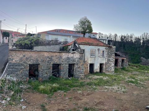 Ensemble de 3 maisons traditionnelles de Madère en ruines à restaurer sur un terrain de 1 745 m2, avec un bon accès et de bonnes vues, a la capacité d’augmenter la zone de construction, et est situé dans un quartier extrêmement calme de Fajã da Ovelh...