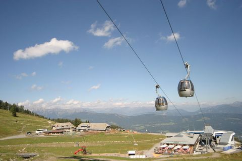 Ten wspaniały dom górski znajduje się w pobliżu świetnego ośrodka narciarskiego Nassfeld (30 wyciągów narciarskich i 110 km tras), w wiosce Jenig, około 3 kilometry od Millennium Express, najdłuższej kolejki gondolowej w Austrii. Ośrodek narciarski N...