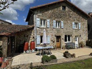Situated in a small very clean and tidy hamlet just 5 minutes from the town of Chateauponasc along the beautiful Gartempe valley in the Haute Vienne region of the Limousin is this stunningly fully renovated stone house offering 150m² of habitable spa...