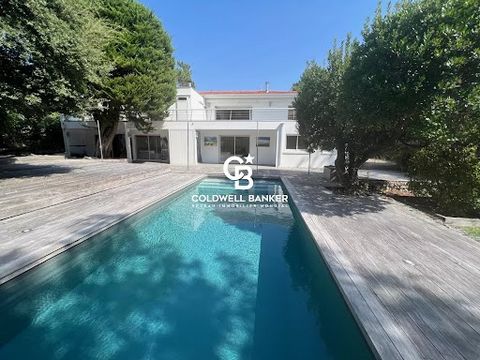 .Discover this splendid modern villa in the heart of the Cap Ferret Peninsula, presented by Coldwell Banker Immoba Realty. Nestled in nature, this exceptional, family oriented villa captivates with its unique architectural style and privileged locati...