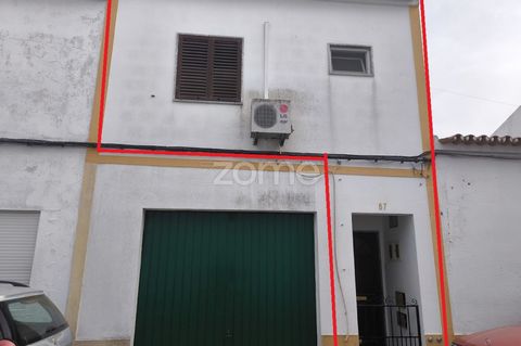 Identificação do imóvel: ZMPT566442 Magnificent fully renovated apartment, located in the heart of the charming village of Ferreira do Alentejo.This property, situated on the first floor, features a spacious open-plan kitchen and living room, a conve...