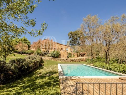 8-bedroom farmhouse (country estate) with 1057 sqm of gross construction area, with a swimming pool and a total area of 35 hectares, in Covilhã. The farmhouse features a residential complex with three renovated buildings and two to be renovated. In t...
