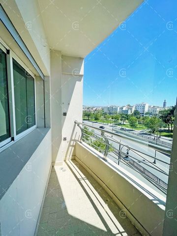 Century 21 Tanger le ofrece un apartamento en venta, muy bien ubicado en la avenida Moulay Ismail, se encuentra con una superficie de 105m2, compuesto por un salón, un balcón, 2 dormitorios, una cocina con lavadero, un baño y un aseo de servicio. Fea...