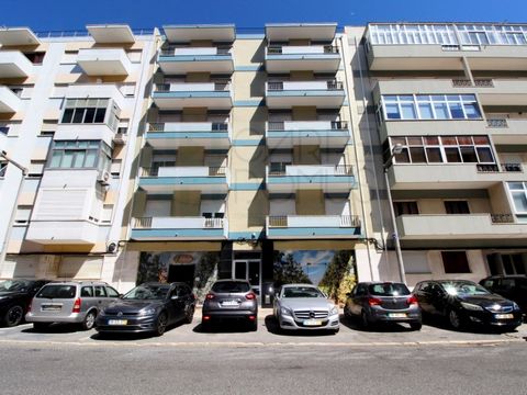 Appartement de 3 chambres dans le centre de Benfica. Cet appartement de 3 chambres a été entièrement rénové et équipé, situé dans l'un des meilleurs quartiers de la paroisse de Benfica, à quelques mètres du métro, des transports en commun variés, du ...